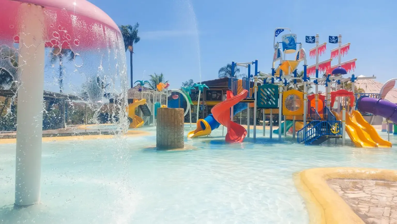 Aldeia dos Piratinhas com brinquedos aquáticos