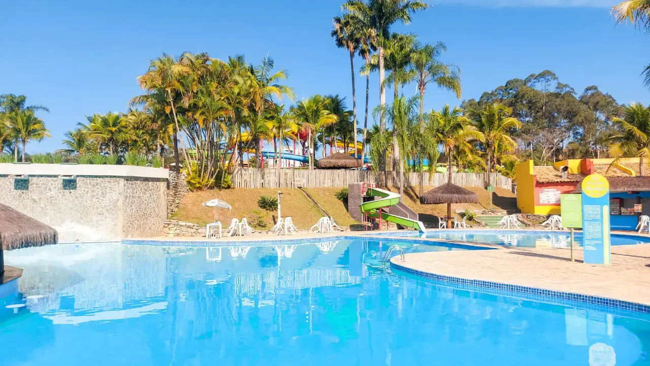 Piscinas e toboáguas do Aldeia das Águas