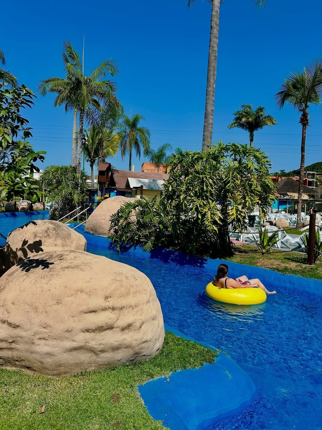 Visitante passeando de boia no Rio Corrente