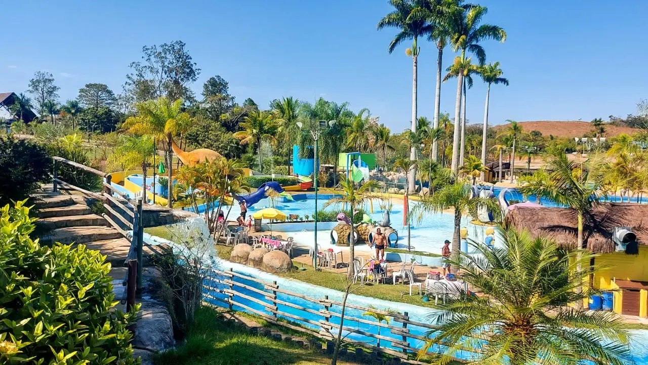 Vista das piscinas e da área verde do Aldeia das Águas